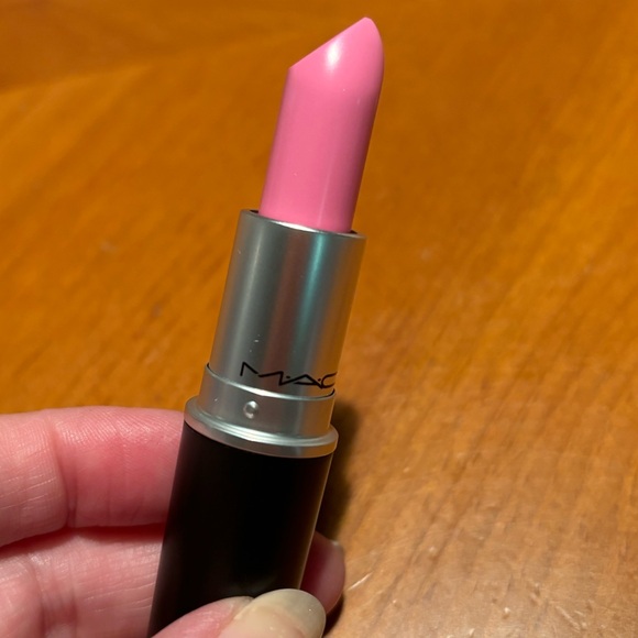 MAC Amplifed Creme Lipstick Saint Germain - Picture 8 of 16